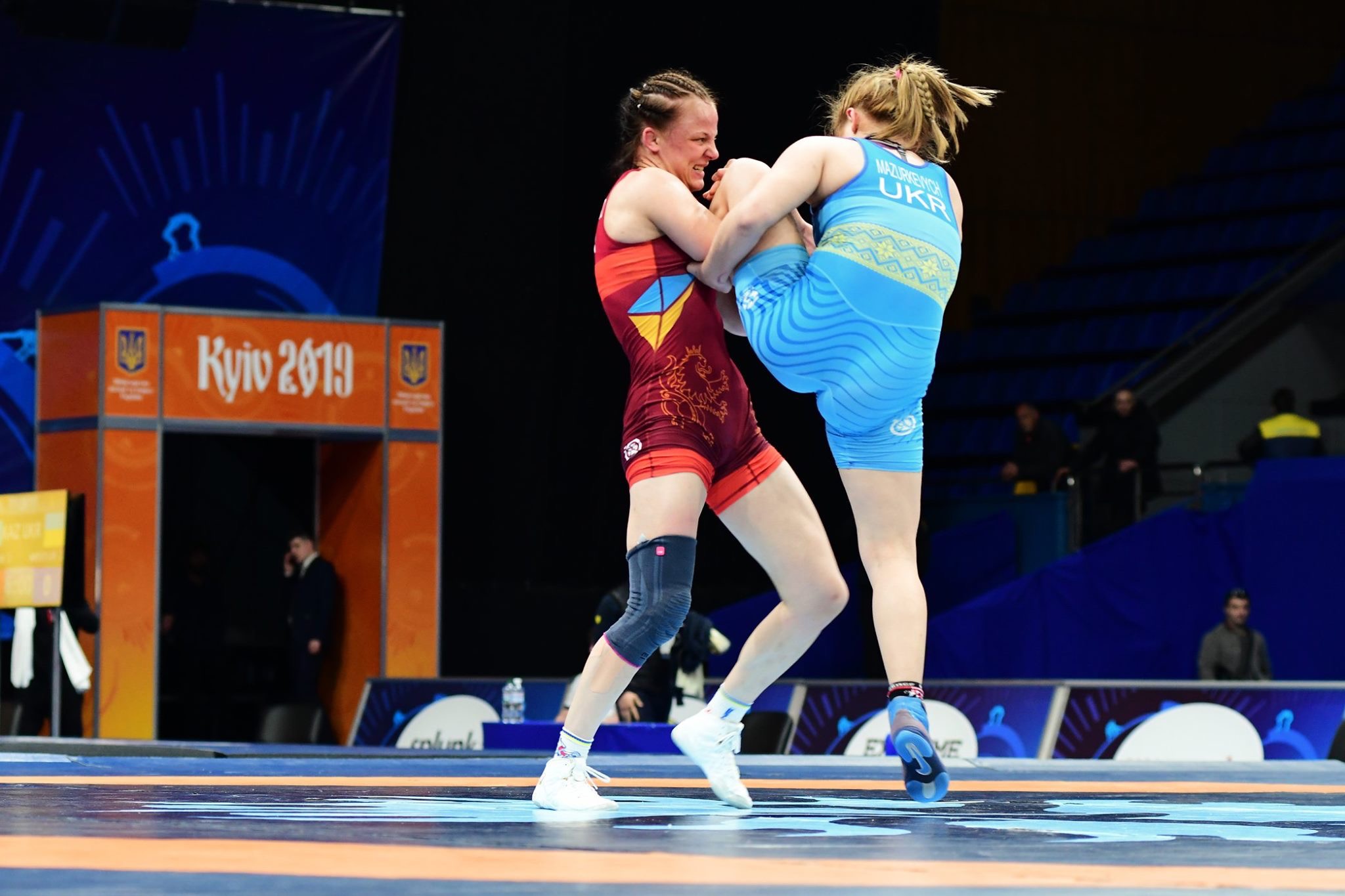 Ірина Коляденко проводить борцівський прийом